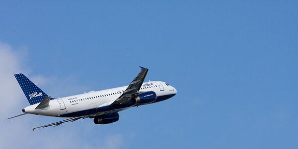 Самолет компании JetBlue. Архивное фото Самолет компании JetBlue. Архивное фото