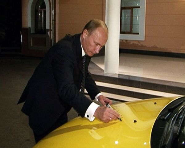 Путин оставил автограф на Lada Kalina, на которой проехал больше 2000 км Путин оставил автограф на Lada Kalina, на которой проехал больше 2000 км