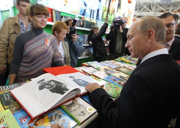 Премьер-министр РФ Владимир Путин посетил книжную ярмарку на ВВЦ Премьер-министр РФ Владимир Путин посетил книжную ярмарку на ВВЦ