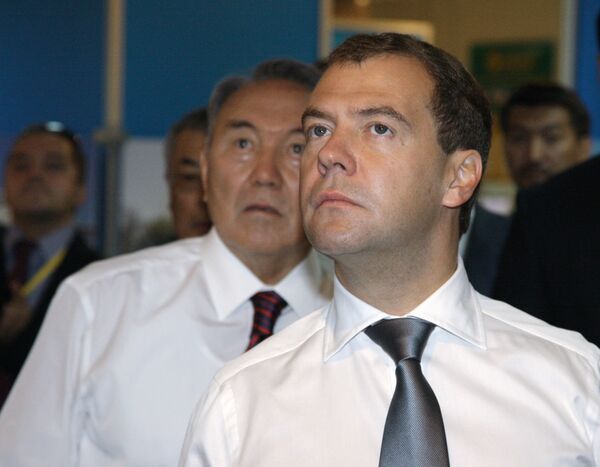 Президент РФ Дмитрий Медведев (на первом плане) и президент Казахстана Нурсултан Назарбаев (на втором плане) перед началом российско-казахстанского Форума межрегионального сотрудничества посетили российско-казахстанскую выставку инновационных технологий Президент РФ Дмитрий Медведев (на первом плане) и президент Казахстана Нурсултан Назарбаев (на втором плане) перед началом российско-казахстанского Форума межрегионального сотрудничества посетили российско-казахстанскую выставку инновационных технологий