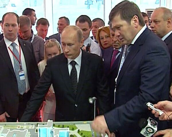Путин предложил частным инвесторам отремонтировать российские дороги Путин предложил частным инвесторам отремонтировать российские дороги