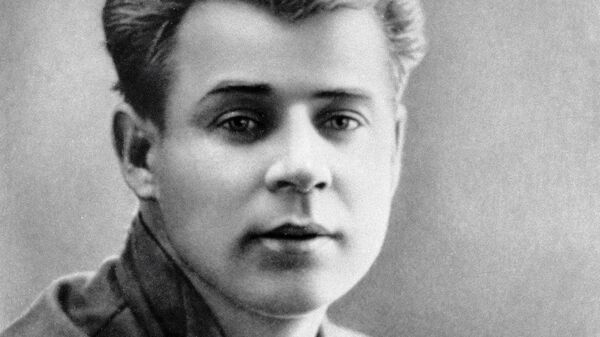 Поэт Сергей Есенин Поэт Сергей Есенин