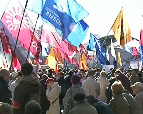 Оппозиция провела первый после отставки Лужкова разрешенный митинг Оппозиция провела первый после отставки Лужкова разрешенный митинг