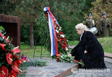 Светлана Медведева и Анна Коморовская посетили мемориал в Катыни Светлана Медведева и Анна Коморовская посетили мемориал в Катыни