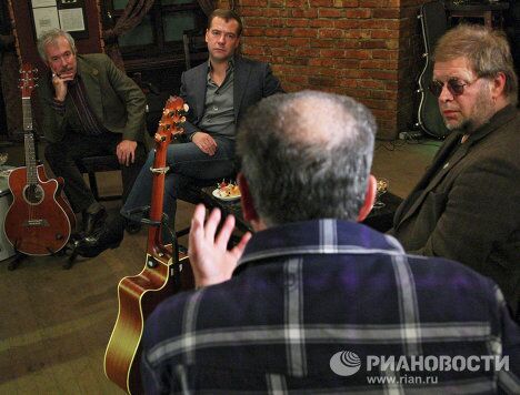 Президент РФ Д.Медведев провел встречу с российскими рок-музыкантами Президент РФ Д.Медведев провел встречу с российскими рок-музыкантами