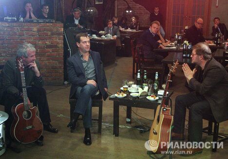Президент РФ Д.Медведев провел встречу с российскими рок-музыкантами Президент РФ Д.Медведев провел встречу с российскими рок-музыкантами