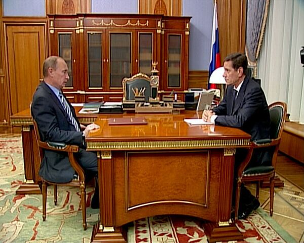 Путин велел срочно выплатить деньги пострадавшим при наводнении и теракте Путин велел срочно выплатить деньги пострадавшим при наводнении и теракте