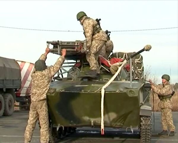 Семитонные машины выбрасывают с воздуха на учениях войск ОДКБ Семитонные машины выбрасывают с воздуха на учениях войск ОДКБ