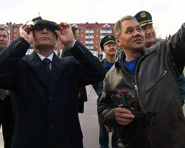 Спасатели показали Путину роботов-пожарных и вертолет-форточник Спасатели показали Путину роботов-пожарных и вертолет-форточник