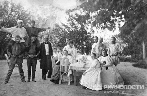 Лев Николаевич Толстой среди родных и знакомых Лев Николаевич Толстой среди родных и знакомых
