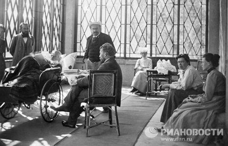 Лев Николаевич Толстой среди родных и знакомых Лев Николаевич Толстой среди родных и знакомых