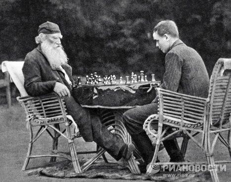 Лев Толстой за игрой в шахматы Лев Толстой за игрой в шахматы
