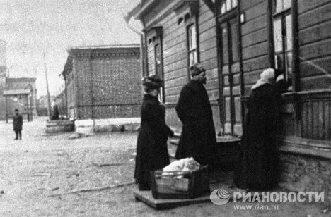 Софья Толстая у окна дома начальника станции Астапово И.М. Озолина Софья Толстая у окна дома начальника станции Астапово И.М. Озолина