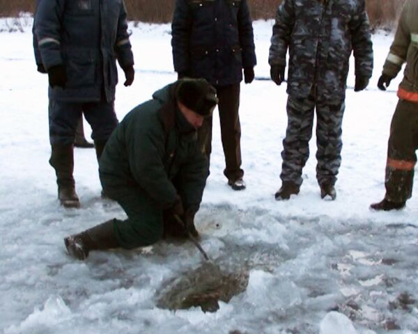 Спасатели взрывают лед на реке, разыскивая тело пропавшего мальчика Спасатели взрывают лед на реке, разыскивая тело пропавшего мальчика