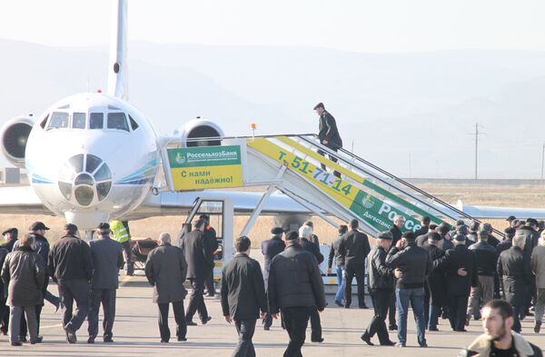 Самолет с телами погибших при аварийной посадке Ту-154 в Москве прибывает в Махачкалу Самолет с телами погибших при аварийной посадке Ту-154 в Москве прибывает в Махачкалу