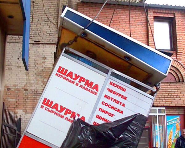 Площадь Ленинградского вокзала очищают от незаконно работающих ларьков Площадь Ленинградского вокзала очищают от незаконно работающих ларьков