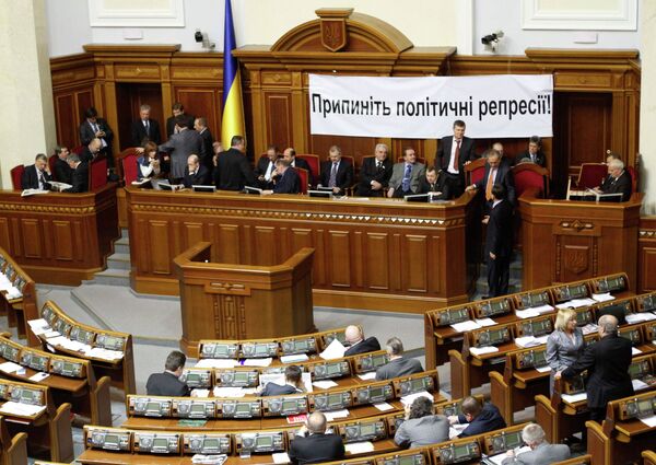 Представители Партии регионов и депутаты фракции БЮТ-Батькивщина в зале парламента Украины Представители Партии регионов и депутаты фракции БЮТ-Батькивщина в зале парламента Украины