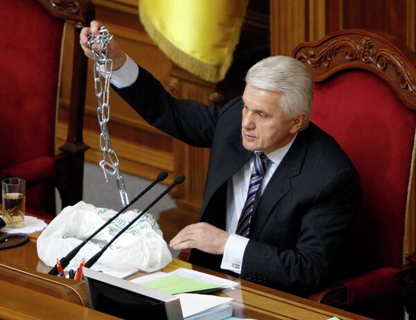 Глава Верховной Рады Украины Владимир Литвин показал цепь с которой народные депутаты пришли на заседание Глава Верховной Рады Украины Владимир Литвин показал цепь с которой народные депутаты пришли на заседание
