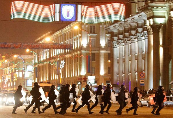 Во время акции протеста белорусской оппозиции в декабре 2010 года Во время акции протеста белорусской оппозиции в декабре 2010 года