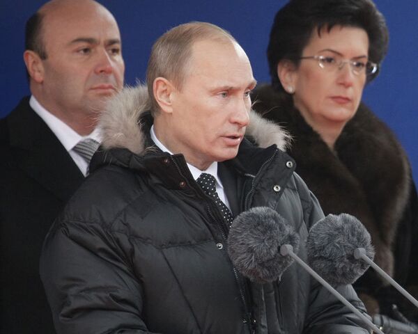 Путин: народ не может быть с теми, кто разрушает память о своих героях Путин: народ не может быть с теми, кто разрушает память о своих героях