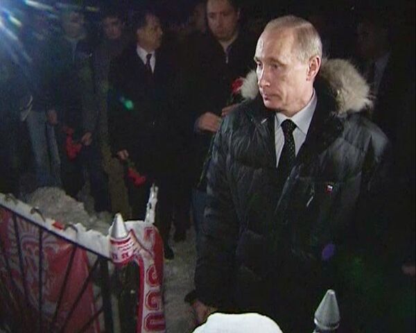 Путин возложил цветы к могиле болельщика ''Спартака'' Егора Свиридова Путин возложил цветы к могиле болельщика ''Спартака'' Егора Свиридова