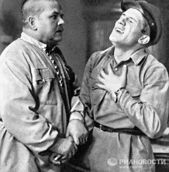 Актер Николай Крючков в сцене из фильма Трактористы Актер Николай Крючков в сцене из фильма Трактористы