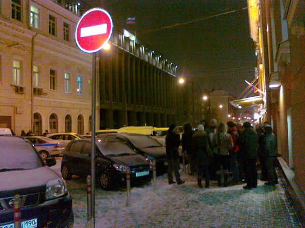 Оппозиционеры у ОВД Тверское Оппозиционеры у ОВД Тверское
