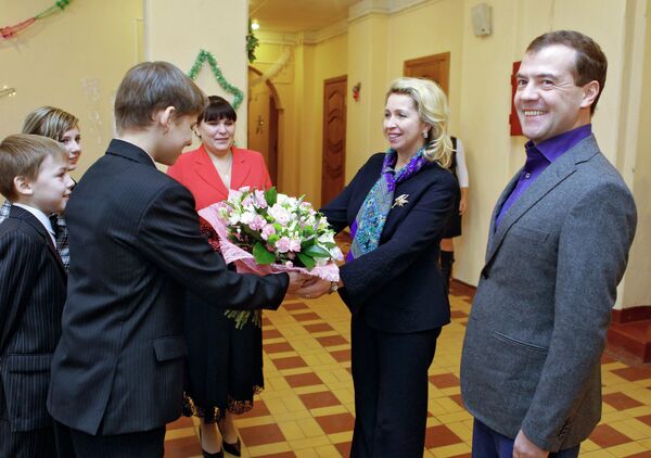 Президент РФ Д. Медведев с супругой Светланой посетили детский дом в Иваново Президент РФ Д. Медведев с супругой Светланой посетили детский дом в Иваново