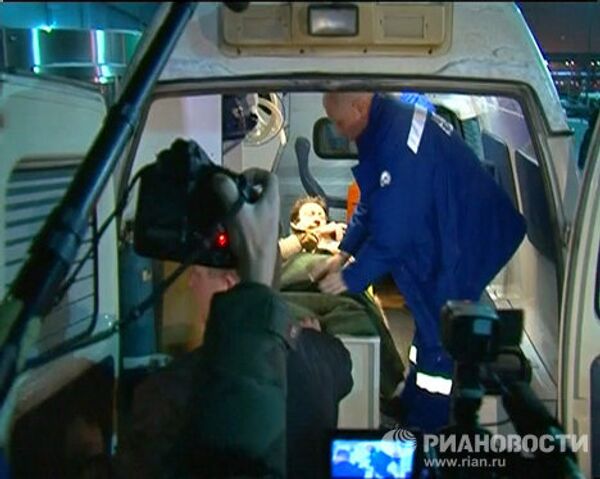 Эвакуация пострадавшего во время взрыва в аэропорту Доможедово Эвакуация пострадавшего во время взрыва в аэропорту Доможедово