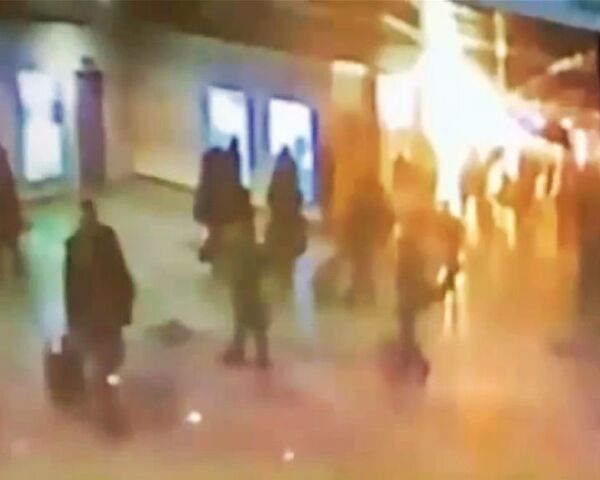 Момент взрыва в аэропорту Домодедово. Видео камер слежения Момент взрыва в аэропорту Домодедово. Видео камер слежения