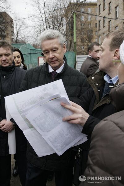 Мэр Москвы Сергей Собянин посетил место строительства детского сада в одном из московских дворов Мэр Москвы Сергей Собянин посетил место строительства детского сада в одном из московских дворов
