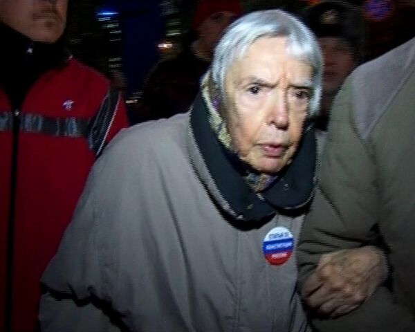 Людмила Алексеева пришла на митинг в сопровождении милиционеров Людмила Алексеева пришла на митинг в сопровождении милиционеров