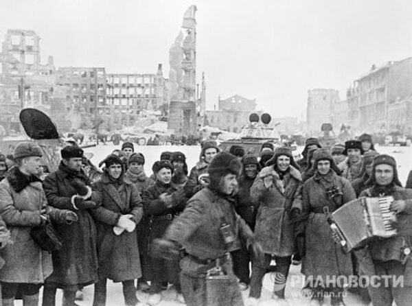В освобожденном городе В освобожденном городе