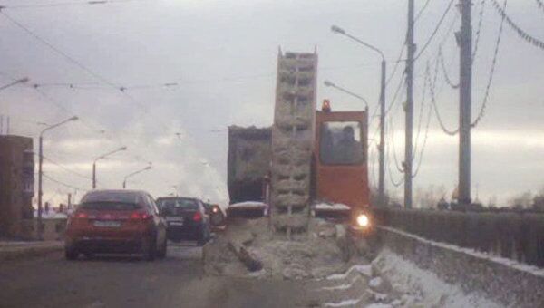 Устранения последствий снегопада на Новоспасском мосту Устранения последствий снегопада на Новоспасском мосту