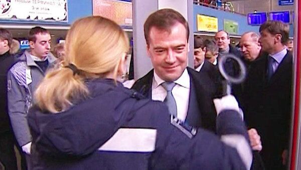 Медведев проверил на себе безопасность аэропорта Внуково-1 Медведев проверил на себе безопасность аэропорта Внуково-1