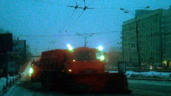 На столичных магистралях вновь работают колонны снегоуборочных машин На столичных магистралях вновь работают колонны снегоуборочных машин