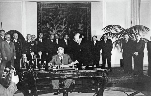 Подписание Варшавского договора в 1955 году Подписание Варшавского договора в 1955 году