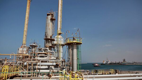 Нефтяной терминал в городе Бреге. Архивное фото Нефтяной терминал в городе Бреге. Архивное фото
