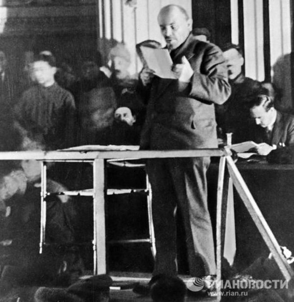 Ленин выступает с речью на заседании Х съезда РКП(б) Ленин выступает с речью на заседании Х съезда РКП(б)