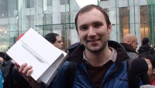 Первым покупателем обновленного планшетного компьютера iPad 2 в США стал 29-летний москвич Алексей Шумилов Первым покупателем обновленного планшетного компьютера iPad 2 в США стал 29-летний москвич Алексей Шумилов