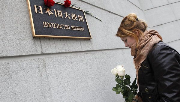 Цветы у посольства Японии в Москве Цветы у посольства Японии в Москве