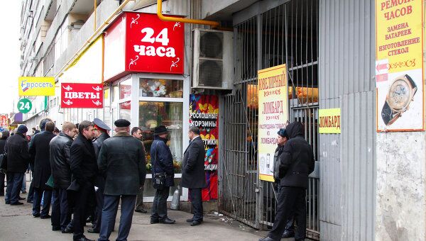 Сотрудники правоохранительных органов на месте нападения на столичный ломбард на Брянской улице. Сотрудники правоохранительных органов на месте нападения на столичный ломбард на Брянской улице.