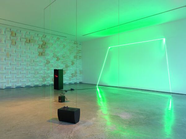 Работа Харуна Мирзы (Haroon Mirza), представленная в рамках проекта ILLUMInations на 54-й Венецианской биеннале современного искусства Работа Харуна Мирзы (Haroon Mirza), представленная в рамках проекта ILLUMInations на 54-й Венецианской биеннале современного искусства