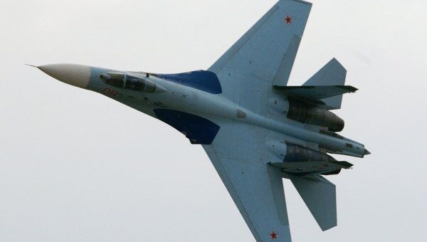 Истребитель СУ-27 в полете. Архив Истребитель СУ-27 в полете. Архив