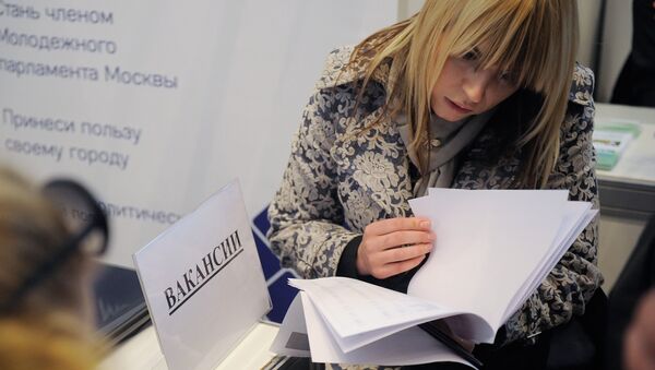 Соискательница смотрит на список вакансий. Архив Соискательница смотрит на список вакансий. Архив