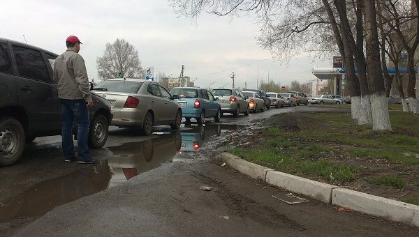 Очередь на автозаправку в Новокузнецке Очередь на автозаправку в Новокузнецке