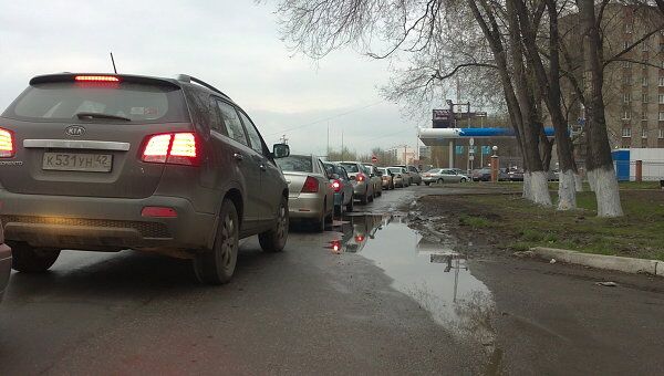 Очередь в Новокузнецке на автозаправку Газпрома Очередь в Новокузнецке на автозаправку Газпрома