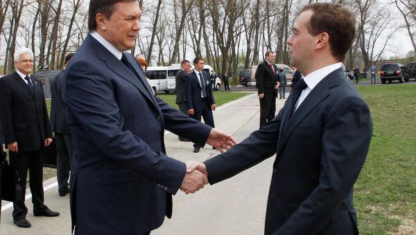 Президент Украины Виктор Янукович приветствует президента России Дмитрия Медведева Президент Украины Виктор Янукович приветствует президента России Дмитрия Медведева