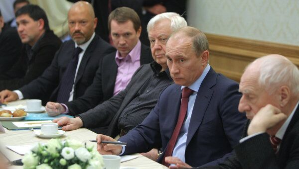 Владимир Пути беседует с деятелями театра и кино на встрече в Пензенском драматическом театре Владимир Пути беседует с деятелями театра и кино на встрече в Пензенском драматическом театре