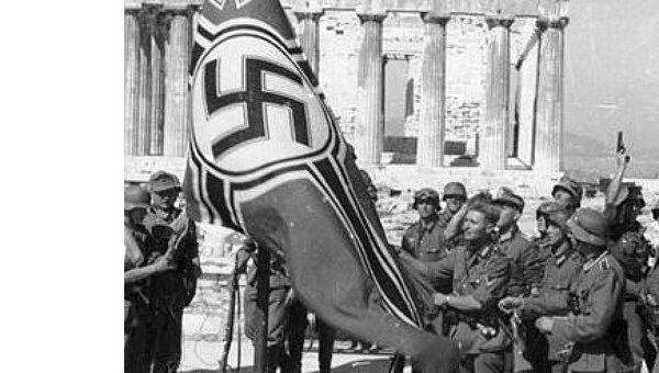 Нацистский флаг, сорванный с Акрополя в 1941 году. Архивное фото Нацистский флаг, сорванный с Акрополя в 1941 году. Архивное фото
